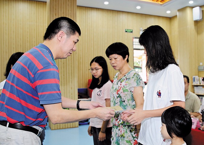 8月26日下午，我集團在橋頭鎮(zhèn)第三小學舉行了2019年助學金發(fā)放儀式，21名橋頭籍貧困家庭大學生獲得資助。