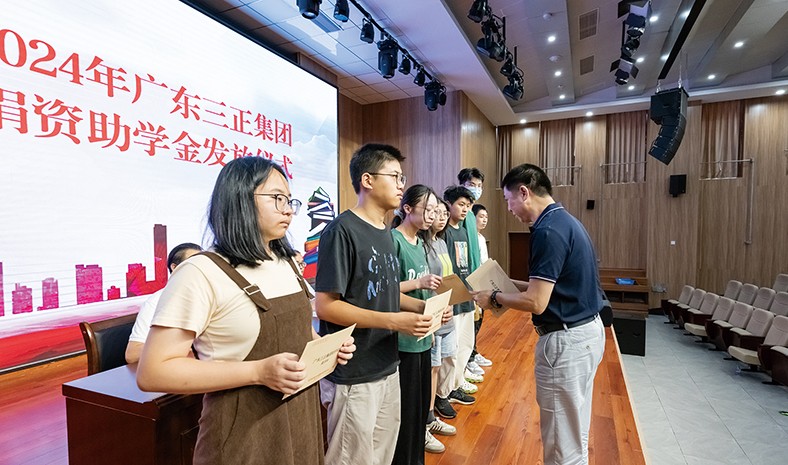 8月27日上午，我集團2024年捐資助學金發(fā)放儀式在橋頭鎮(zhèn)中心小學舉行，董事長助理莫永康代表我集團向21名受助學生發(fā)放了助學金。