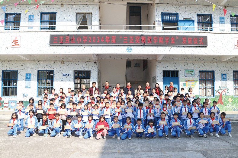 12月19日至20日，廣東省教育基金會副秘書長謝紹熺帶隊，前往肇慶市封開縣、云浮市郁南縣等地，代表我集團向三正金樓小學、三正且止小學、三正東二小學等十所三正學校表現(xiàn)優(yōu)秀的師生及家庭有困難的師生頒發(fā)了“