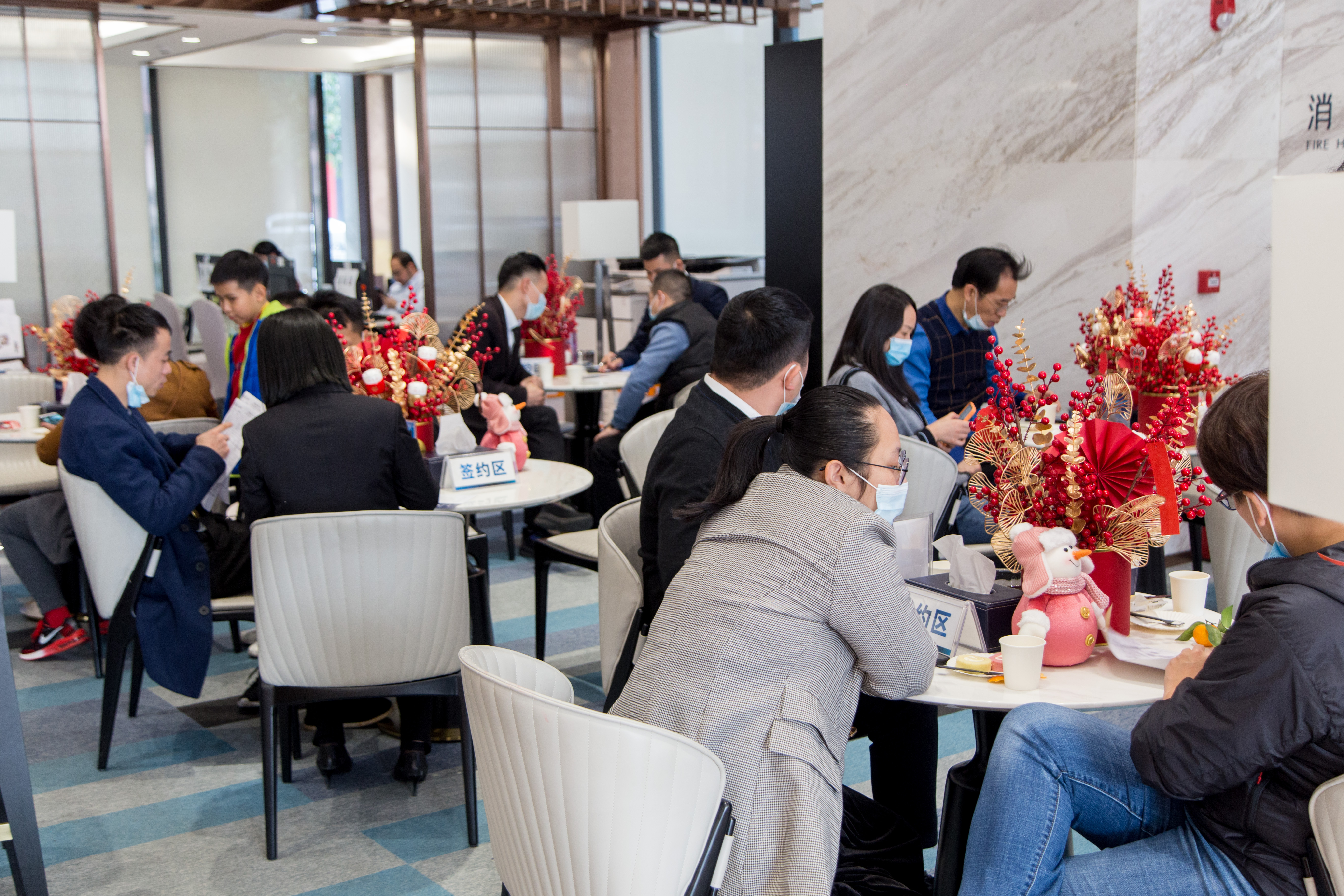 現(xiàn)場(chǎng)簽約客戶(hù)絡(luò)繹不絕.jpg 現(xiàn)場(chǎng)簽約客戶(hù)絡(luò)繹不絕.jpg